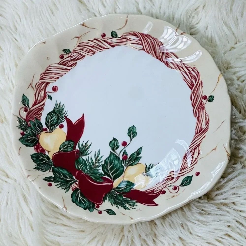 Vintage 1998 WEDGWOOD Home
Amway PEARS & BERRIES Tab Sandwich
Cake Plate England